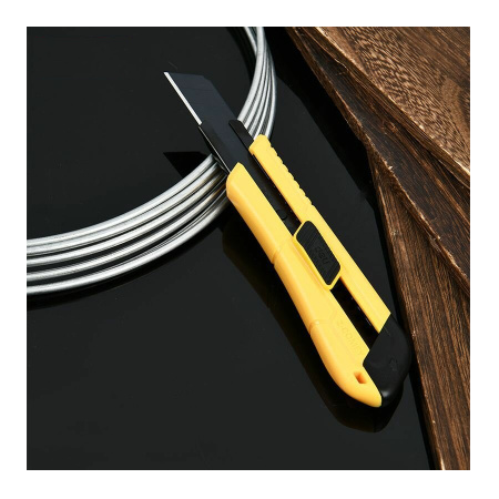 Нож с сегментированным лезвием 18 мм, прорезиненный корпус Deli DL018