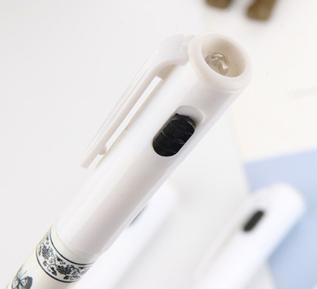 Ручка QIBO "Фарфор" с фонариком, гелевая, игольчатая, 0,5мм. черная (LY-2159)