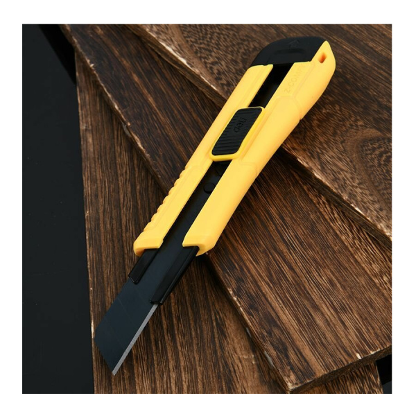 Нож с сегментированным лезвием 18 мм, прорезиненный корпус Deli DL018