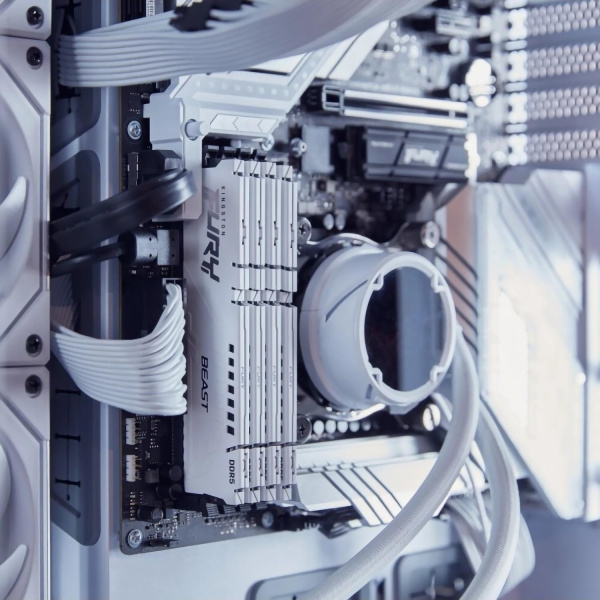 Память оперативная/ Kingston 32GB 5600MT/s DDR5 CL40 DIMM FURY Beast White XMP