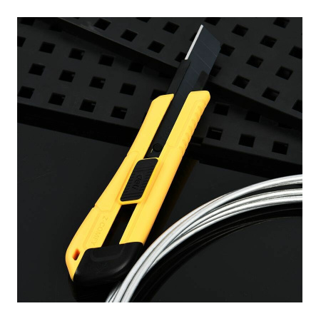 Нож с сегментированным лезвием 18 мм, прорезиненный корпус Deli DL018