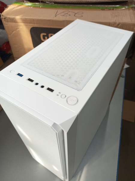 Распродажа! Корпус ATX Б_БП BaseTech eXtreme GFX-03 (USB3.0,Audio,TG,белый)[BT-GFX-03W-MESH-IB] (царапины)